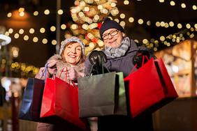 爱沙尼亚诞市场上的老夫妇带着购物袋生活方式高清图片素材